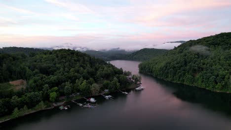inclinación aérea del lago watauga hacia arriba, lago watauga tennessee en el este de tennessee
