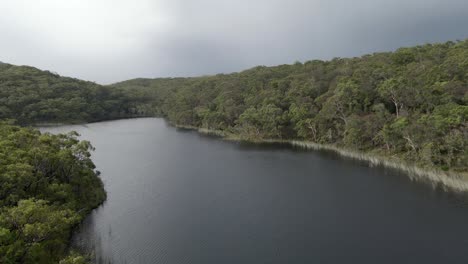 Tranquilidad-Del-Lago-Azul-En-Medio-De-Densas-Montañas-Forestales-En-La-Isla-De-North-Stradbroke-En-Queensland,-Australia