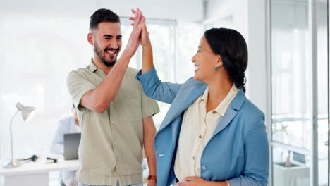 Büro,-High-Five-Und-Männer,-Die-Frau-Bei-Der-Arbeit-Begrüßen