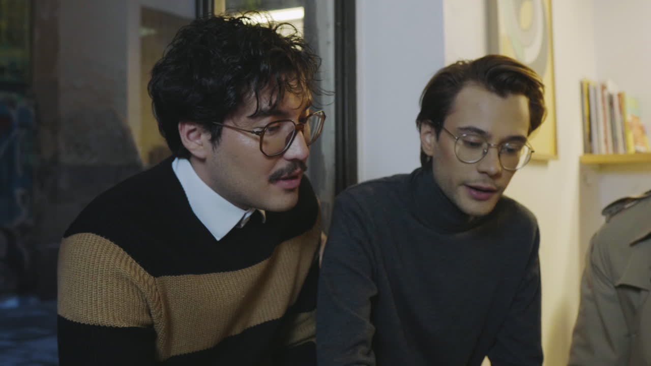 카페에서 토론을 하는 사업가 들. 프로젝트 에 대해 이야기 하는 전문가 들