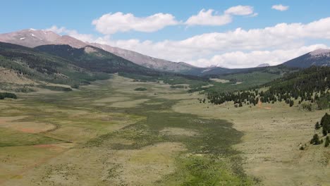 tierras de cultivo en los valles de las montañas