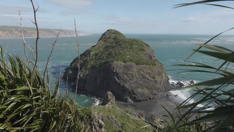 vista de las rocas en la playa de whatipu desde la pista de omanawanui en nueva zelanda