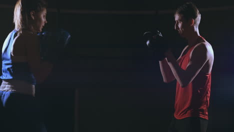 Fitness-Mujer-Atleta-Boxeo-Puñetazos-Enfoque-Guantes-Disfrutando-De-Intenso-Ejercicio-Luchadora-Entrenamiento-Amigo-En-Gimnasio-Entrenamiento-Juntos-Cámara-Lenta