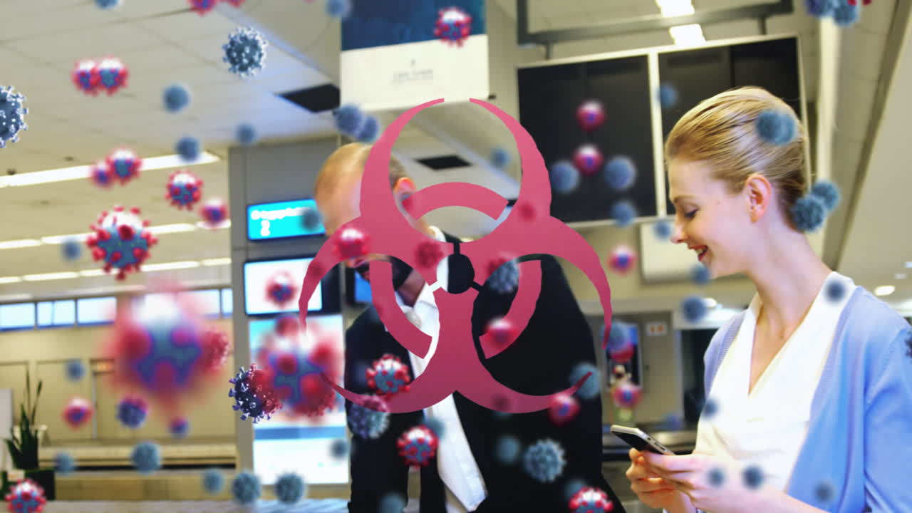 공항에서 짐을 가져가는 두 인종 남성 위에 떠다니는 거대 코로나19 세포의 애니메이션