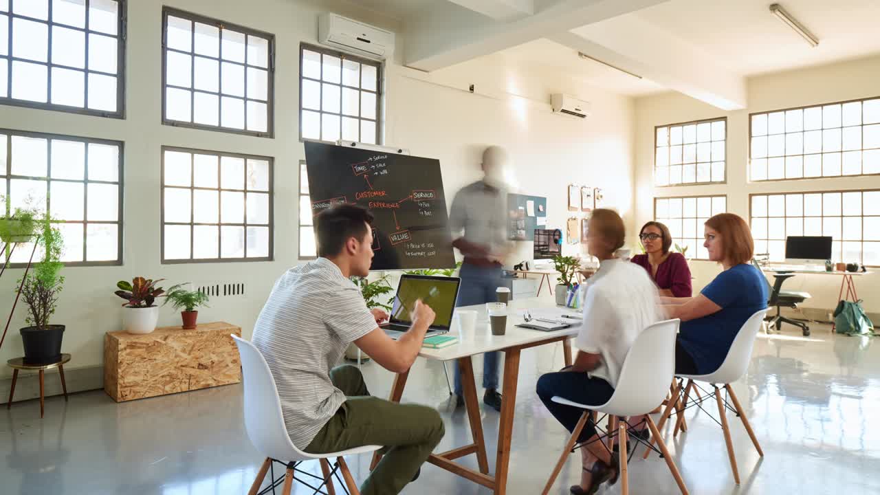 timelapse equipo creativo casual de profesionales que se reúnen en la oficina