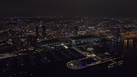 San-Diego-California-Aerial-V110-Cinematic-Flyover-Bay-Entlang-Des-Embarcadero-Marina-Park,-Der-Den-Beleuchteten-Hafen-Und-Das-Geschäftige-Stadtbild-Der-Innenstadt-Bei-Nacht-Einfängt-–-Aufgenommen-Mit-Mavic-3-Cine-–-September-2022