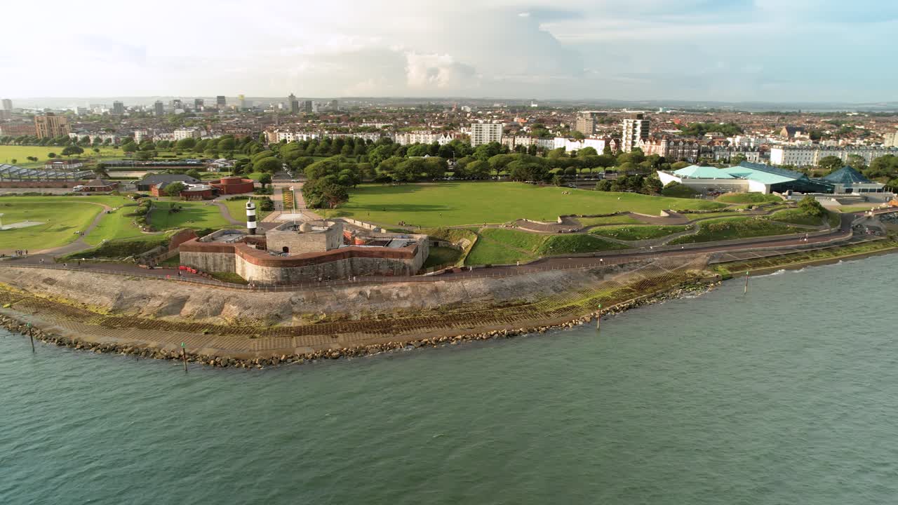 Panoramik Portsmouth sahil turistik cazibe merkezini gösteren Southsea Kalesi'nin havadan görünümü