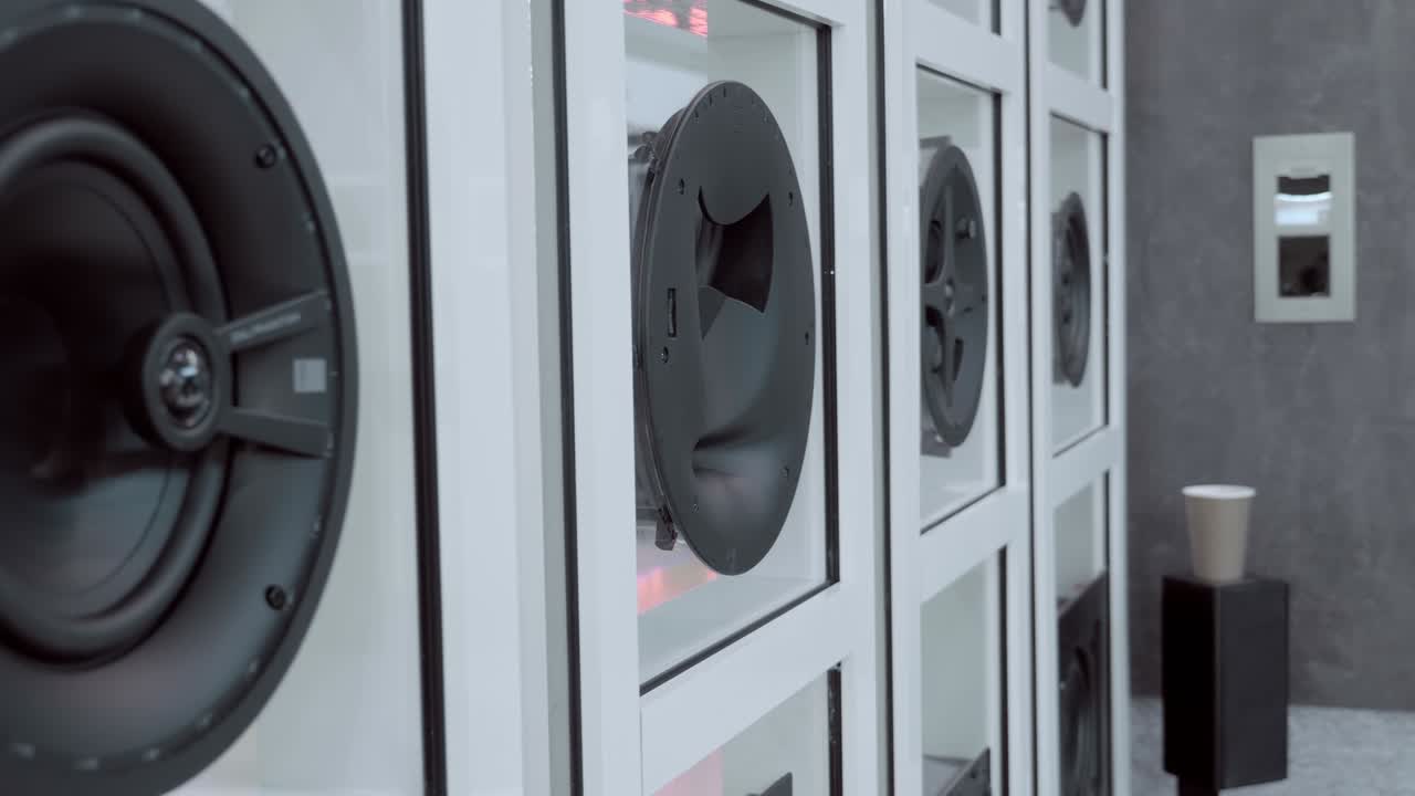 현대적인 기술적으로 첨단 자동차 스피커와 함께 그들의