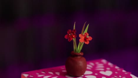 mini flores de porcelana fria y papel picado