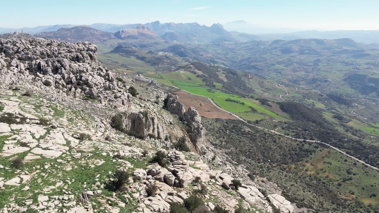 el dron captura impresionantes vistas aéreas del paisaje cárstico de torcal de antequera