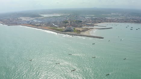 hermosa toma de canoas o botes con pescadores con castillo de esclavos _1