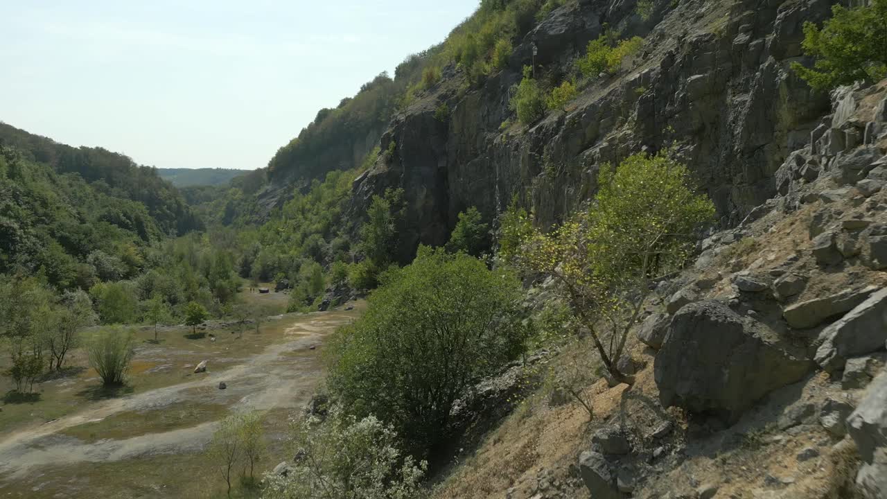 воздушный полет над старой долиной каменного карьера в летний день в словакии, европа