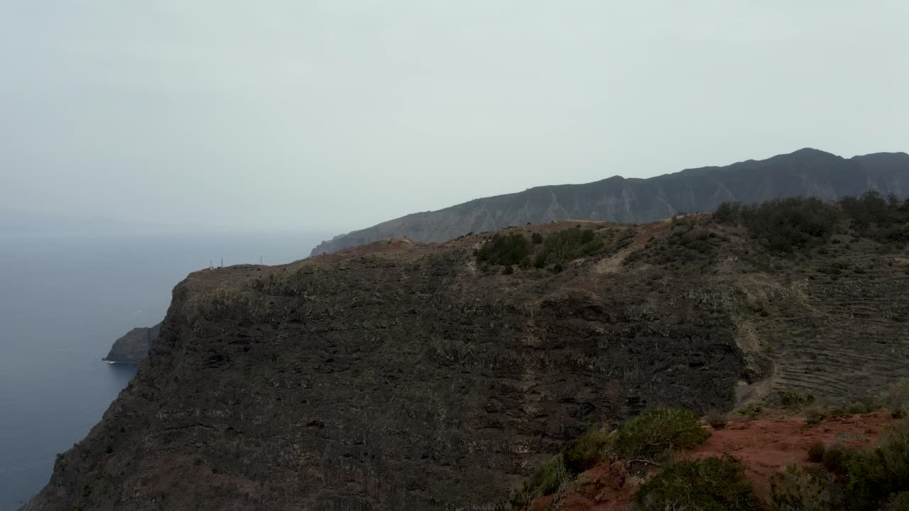 Veduta aerea della costa rocciosa con ripide scogliere dal Mirador de Abrante, La Gomera, Isole Canarie, in una giornata nebbiosa