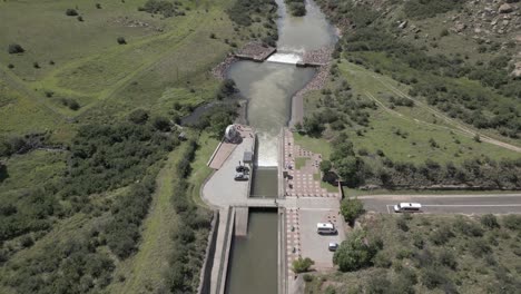 salida de la represa hidroeléctrica: el agua emerge de una enorme tubería subterránea