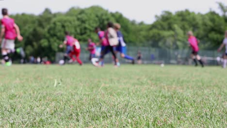 Kinder,-Die-Fußball-Spielen---Flacher-Fokus.-Zeitlupe