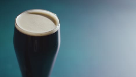 cerca de una pinta de cerveza negra irlandesa en vidrio para celebrar el día 16 de san patricio