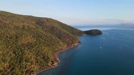 Barcos-En-La-Superficie-Del-Agua-De-La-Isla-Gancho-Cerca-De-La-Entrada-De-Nara