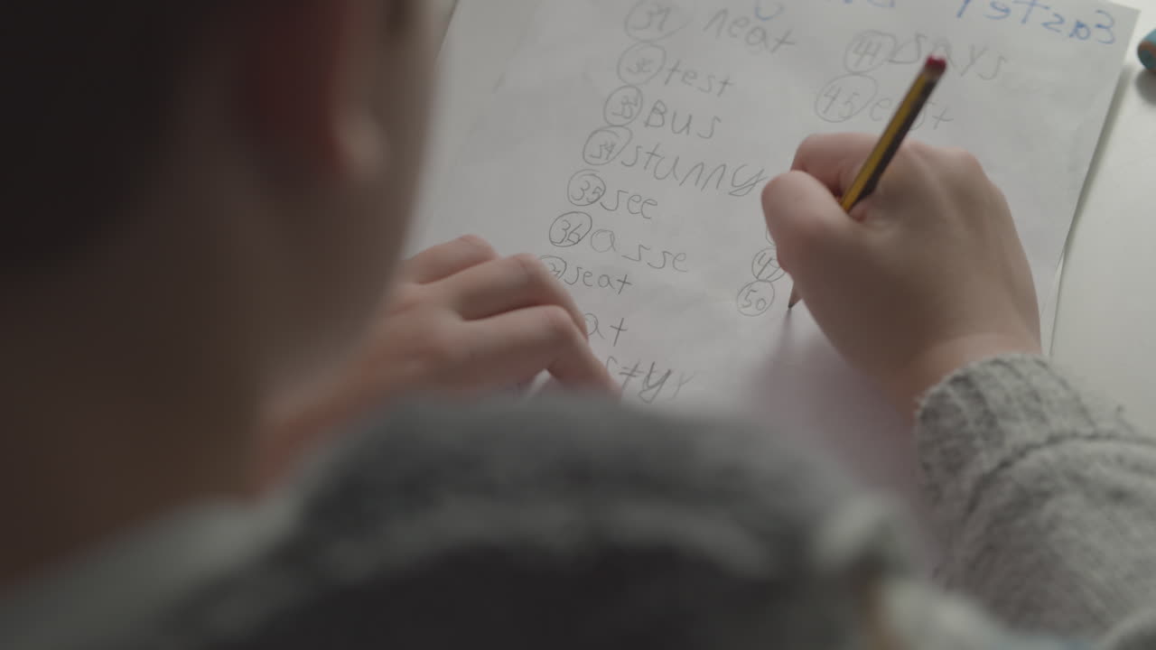 niño aprendiendo inglés y haciendo una lista de palabras