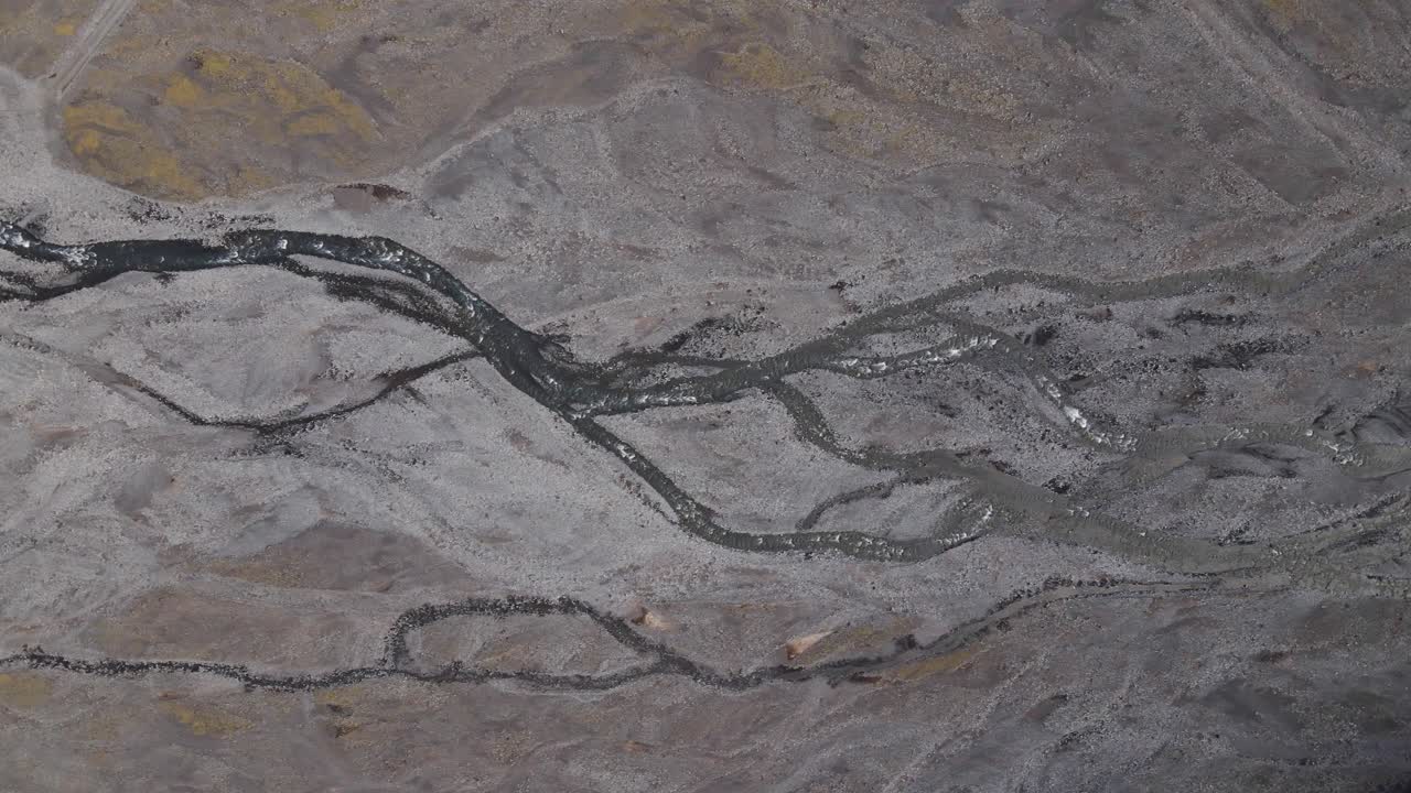 cañón con pequeñas cascadas y un gran río