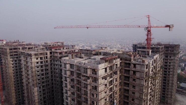 Ripresa di un grattacielo di Chennai, cantiere edile e gru