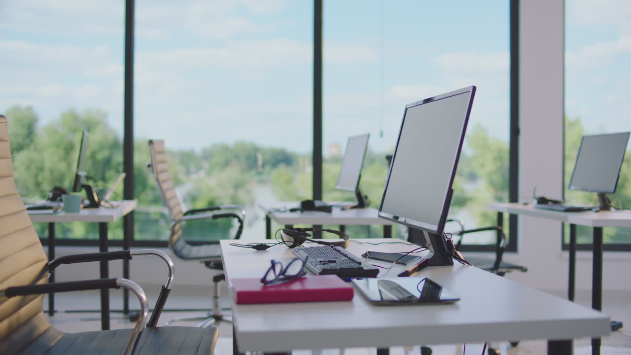 창문으로 볼 수 있는 현대적인 사무실 작업 공간