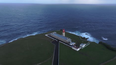 vista aérea del pintoresco punto de vista con el faro de albarnaz azores