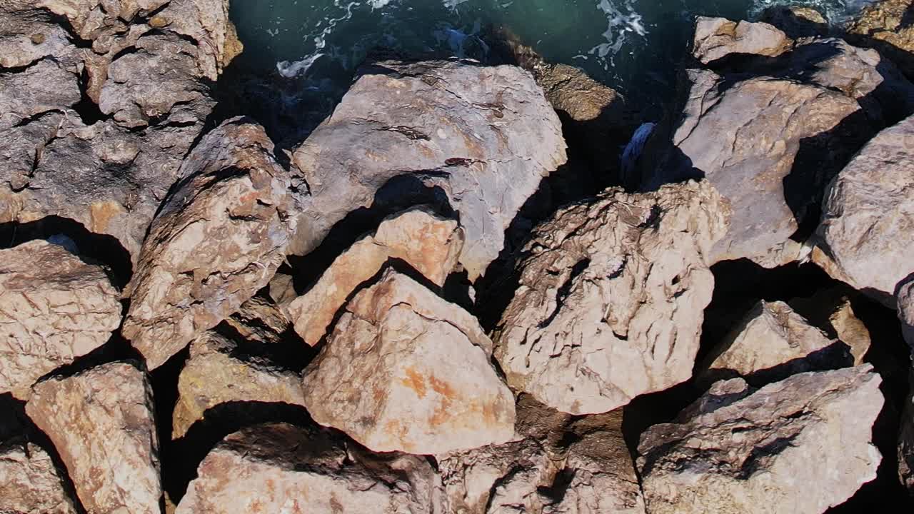 Formazioni rocciose in riva al mare a Rodi, Grecia, durante il giorno