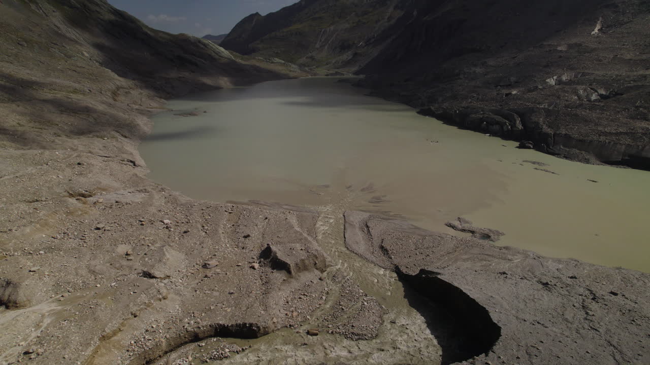 Aliran danau gletser Alpen dari Gletser Pasterze di Taman Nasional High Tauern, Austria, Tampilan Udara