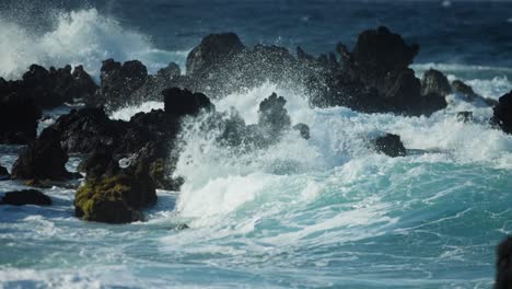 fuertes olas chocando contra las rocas volcánicas