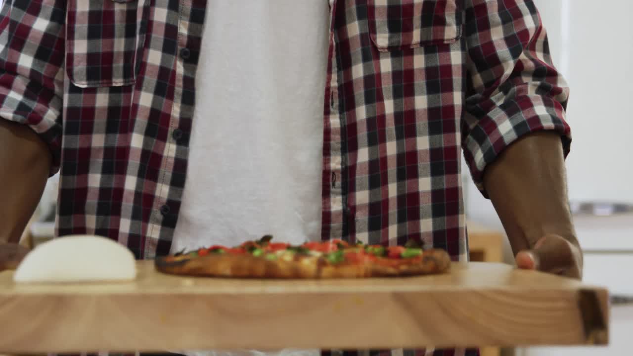 hombre haciendo pizza en casa