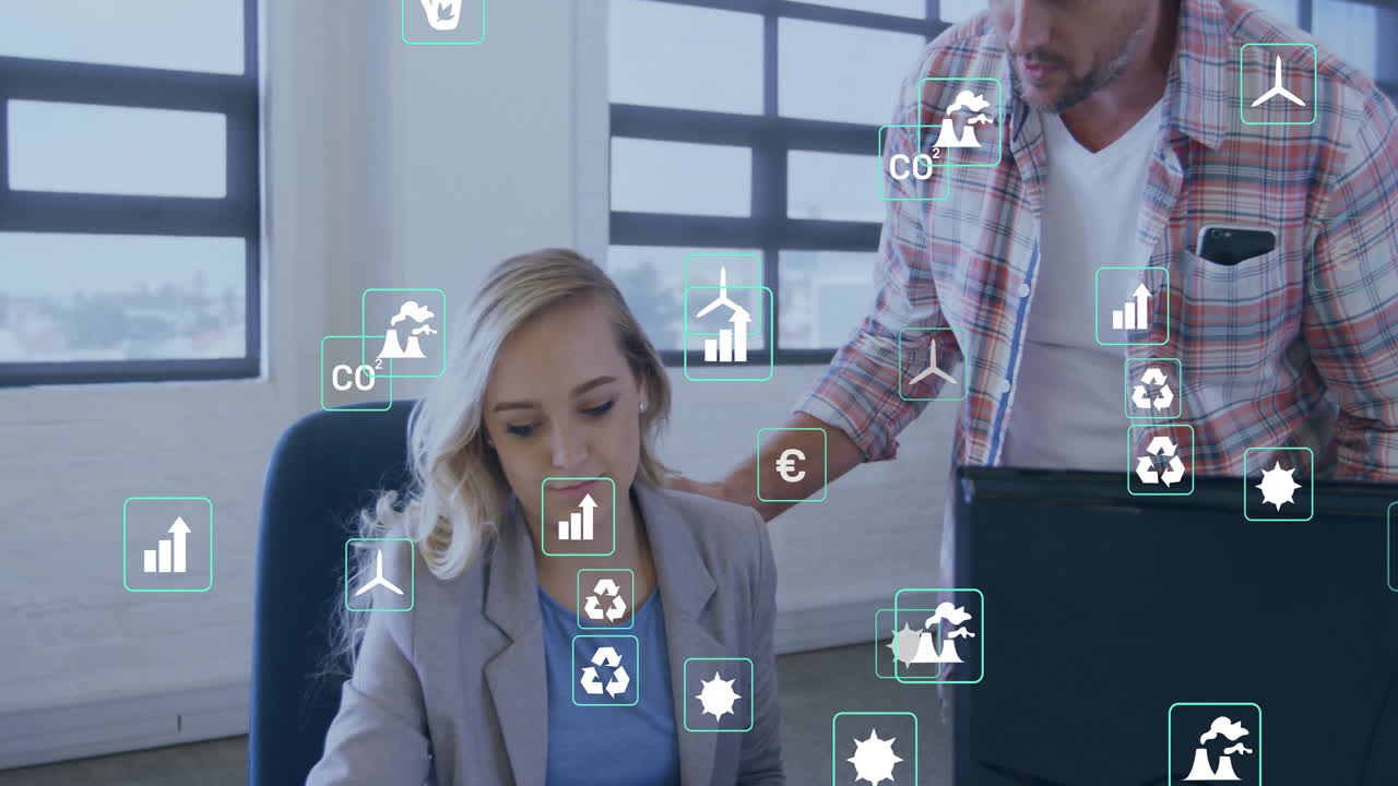 Animazione di icone ecologiche su colleghi caucasici che utilizzano il computer in ufficio