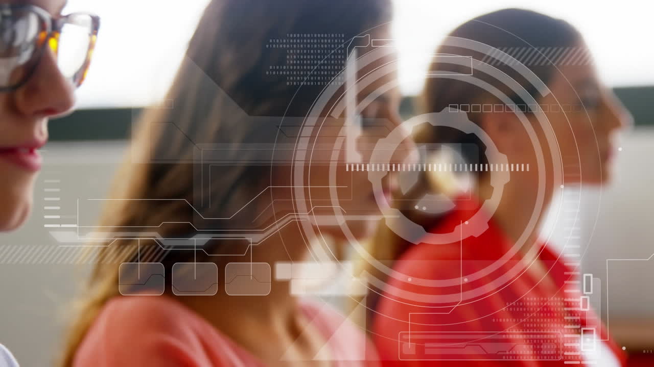 animación del procesamiento de datos sobre una mujer de negocios sonriente