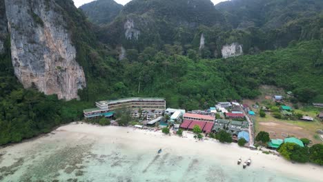 Hoteles-Frente-Al-Mar-Y-Barcos-En-La-Bahía-De-La-Isla-Phi-Phi,-Tailandia