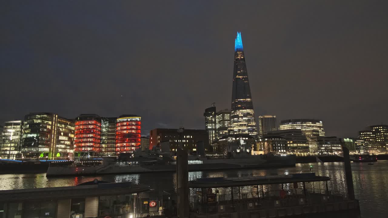 el fragmento de la noche desde el millenium pier de londres