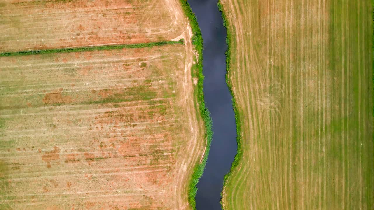 vista aérea de un río sinuoso a través de tierras de cultivo