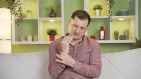 Hombre-Con-Dolor-De-Muñeca-Masajeando-Sus-Muñecas,-Haciendo-Ejercicio.-Dolor-En-Las-Articulaciones.