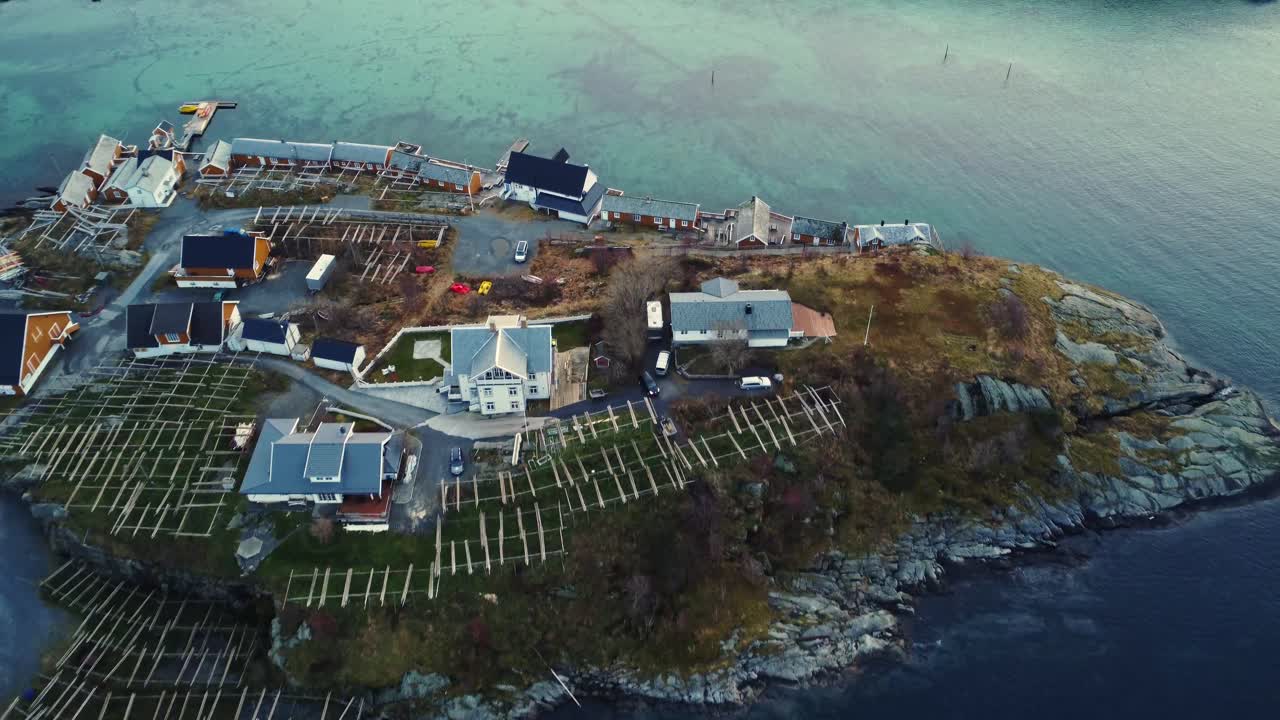 로포텐 의 아스팔트 도로 근처 에 있는 바위 가 있는 푸르키즈색 바다