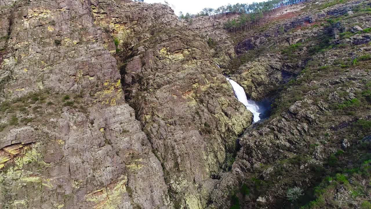 una cascada tropical en un cañón de montaña