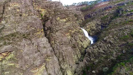 Una-Cascada-Tropical-En-Un-Cañón-De-Montaña