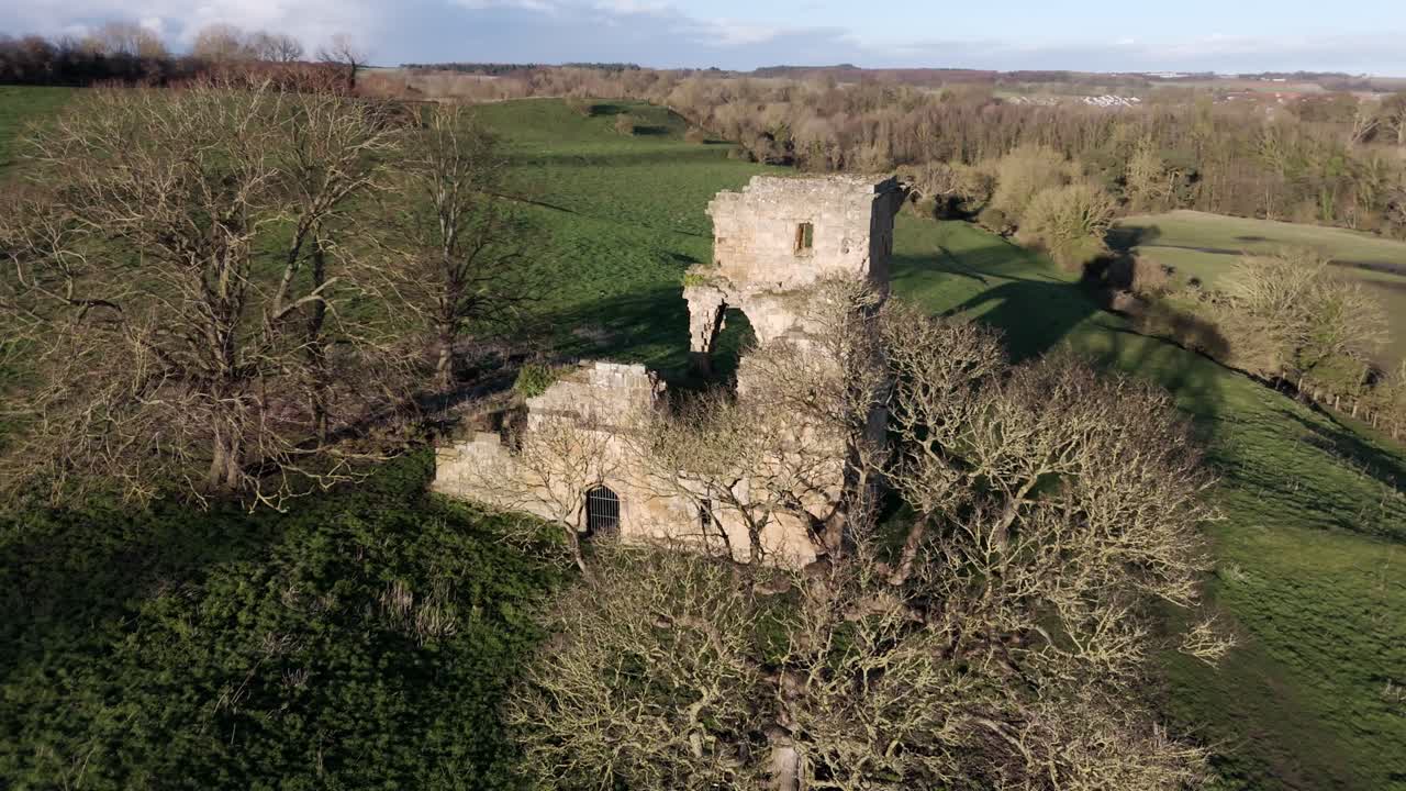 imágenes aéreas del castillo de ayton en el norte de yorkshire, órbita aérea de un antiguo castillo inglés