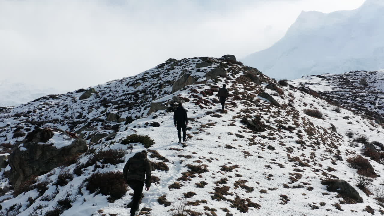 파키스탄의 낭가 파르바트 베이스캠프까지 하이킹하는 세 사람 - 공중 드론 샷