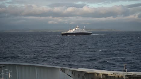 vista de ferry desde otro ferry en el océano en noruega