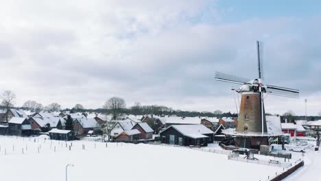 Kleines-Dorf-Im-Veluwe-nationalpark-Schneebedeckt,-Niedriger-Luftwagen-Rechts