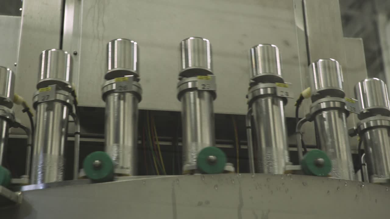 포장 공장의 대형 회전 기계를 닫습니다.