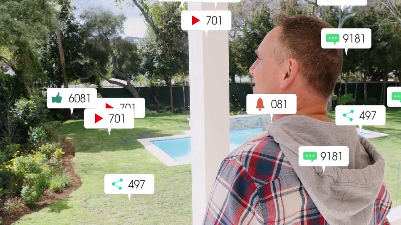 소셜 미디어 아이콘의 애니메이션이 집의 verandah에 서있는 백인 남자를 떠다니고 있습니다.
