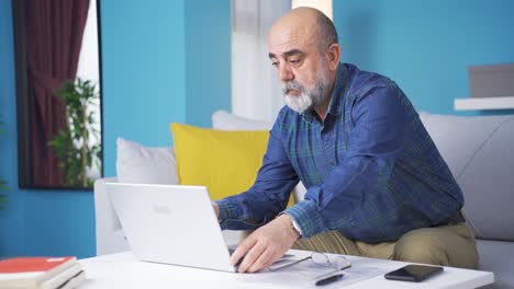 Alter-Mann-Hat-Schwierigkeiten,-Einen-Laptop-Zu-Benutzen.