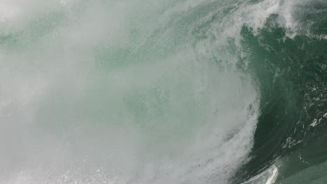 Wave-exploding-onto-a-reef-in-Australia