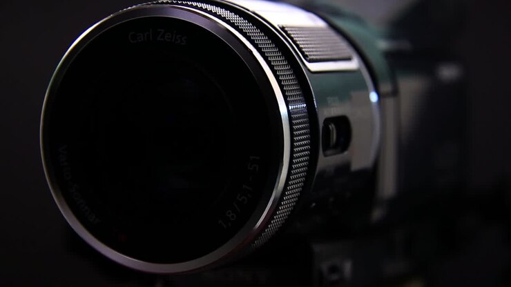 Lichtreflexion auf dem Videokameraobjektiv in der Dunkelheit