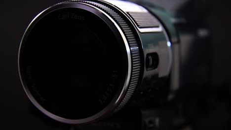 refleksi cahaya pada lensa kamera video dalam kegelapan