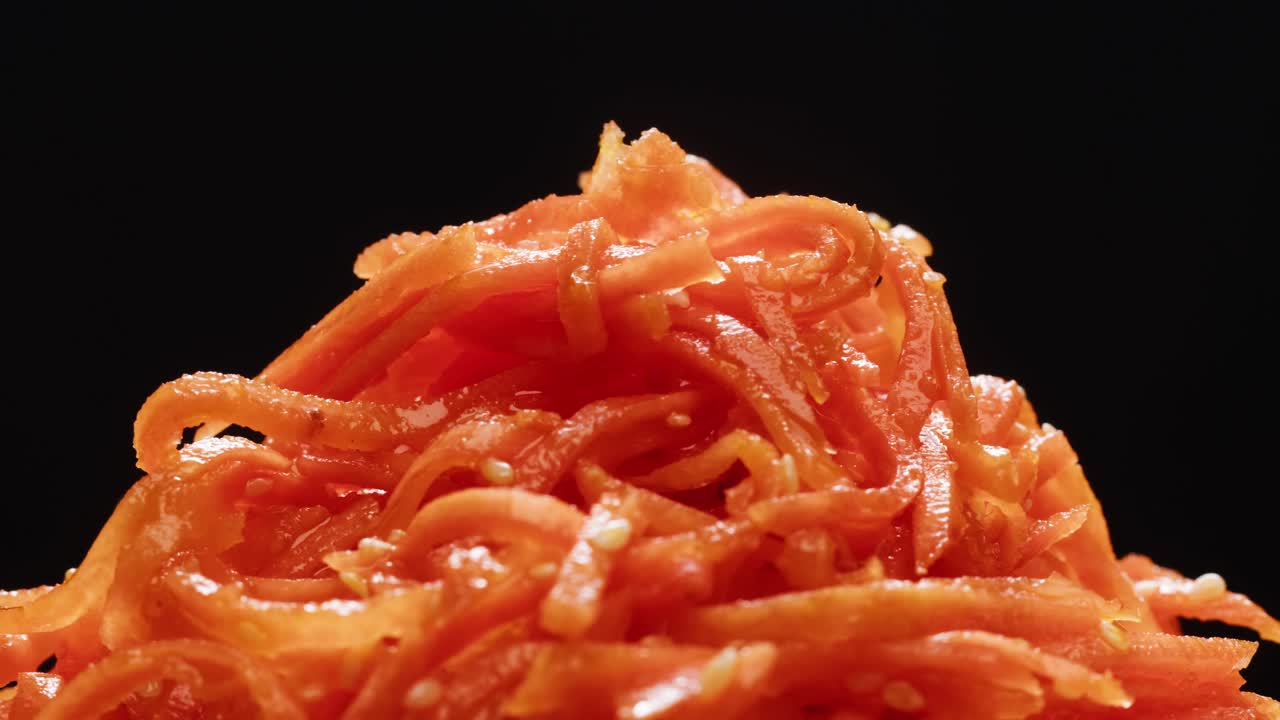 ферментированный маринованный морковный салат, корейский стиль измельченных морков, чеснок, растительное масло и приправы на поворотном столе